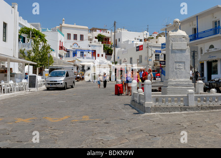 Una bella veduta della piazza di Taxi, Plateia Manto Mavrogenous, nella città di Mykonos. Hora, Mykonos, Cicladi Grecia, UE. Foto Stock