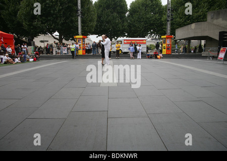 Glamorous razza mista coppia di anziani ballare nel foyer presso la Royal Festival Hall a South Bank di Londra Foto Stock