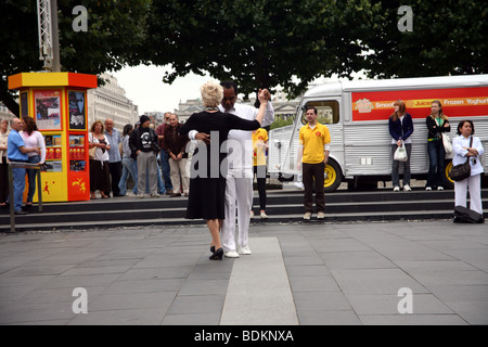 Glamorous razza mista coppia di anziani ballare nel foyer presso la Royal Festival Hall a South Bank di Londra Foto Stock