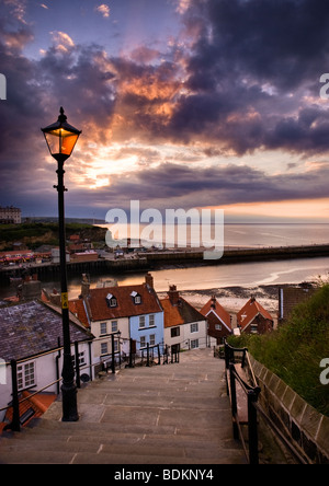 Metà estate Sunset over 199 passi Whitby Foto Stock