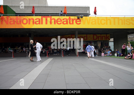 Glamorous razza mista coppia di anziani ballare nel foyer presso la Royal Festival Hall a South Bank di Londra Foto Stock