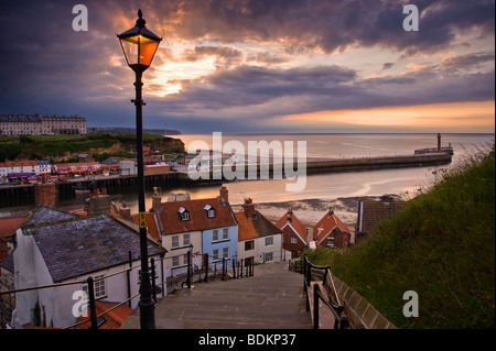 Metà estate Sunset over 199 passi Whitby Foto Stock