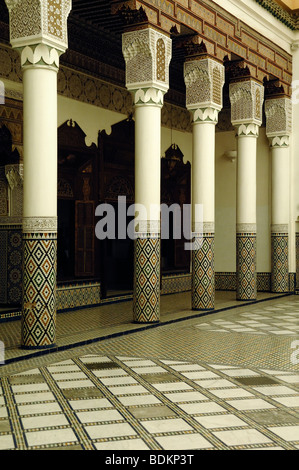 Cortile interno del Museo di Marrakesh, un ex palazzo, con pavimenti piastrellati e colonne, Marrakech, Marocco Foto Stock