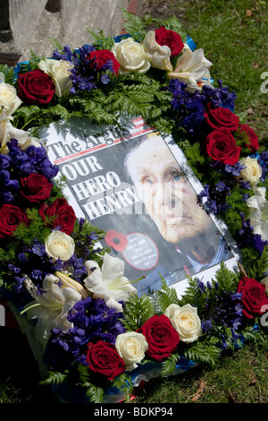 Corona e giornale pagina anteriore al funerale di Henry Allingham, che al momento della sua morte è stata il più antico del mondo l'uomo. Foto Stock