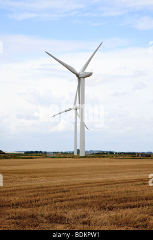 I moderni mulini a vento di generare energia elettrica accanto alla A141 in Cambridgeshire Foto Stock