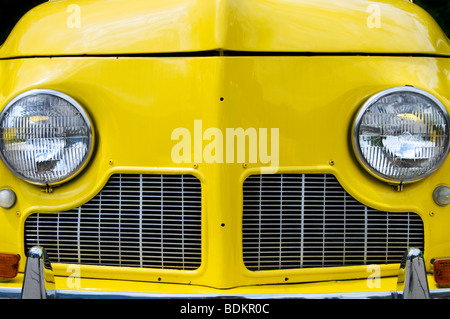 Dettaglio della parte anteriore di un vecchio giallo auto americana Foto Stock