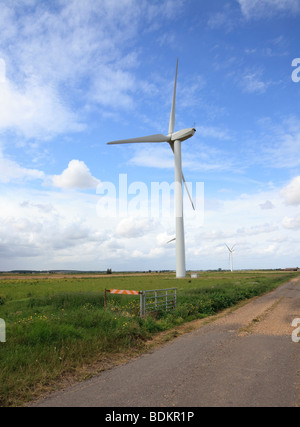 I moderni mulini a vento di generare energia elettrica accanto alla A141 in Cambridgeshire Foto Stock