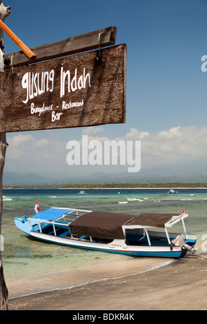 Indonesia, Lombok, Gili Air, Gusung Indah resort, segno affacciato sulla barca ormeggiata sulla laguna Foto Stock