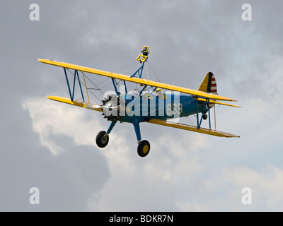 Un Boeing Stearman biplano in volo sopra il Dover. Foto Stock