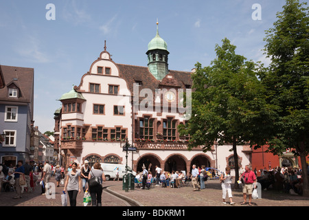 Freiburg, Breisgau, Baden-Württemberg, Germania. Piazza occupato dal XVI secolo Altes Rathaus vecchio municipio edificio 1559 Foto Stock