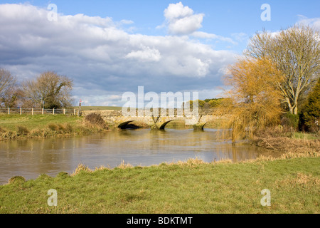 Vista del Amberley ponte sopra il fiume Arun - West Sussex Foto Stock