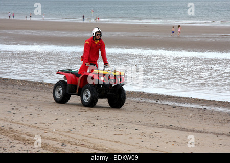 RNLI bagnino spiaggia di pattuglia sulla moto quad, Mablethorpe, Lincolnshire Foto Stock