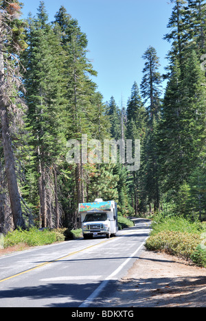 Un RV sull'Autostrada 120 nel Parco Nazionale di Yosemite in California Foto Stock