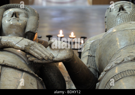 Dettaglio della tomba e memoriale di Thomas Beauchamp Conte di Warwick e di sua moglie Katherine St Mary's Church Warwick Inghilterra Foto Stock