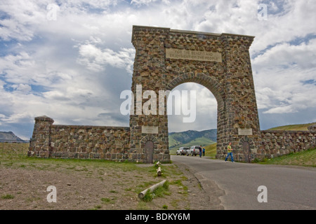 Arco storico all'entrata del Parco Nazionale di Yellowstone, Gardiner, Montana. Posa della prima pietra del Presidente Theodore Roosevelt nel 1903 Foto Stock