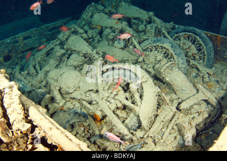 Carrello caricato con i motocicli trova int uno di stive di carico all'interno del relitto del Thistlegorm. Foto Stock