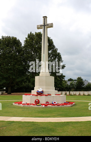 La Croce del sacrificio o traversa di guerra, progettato da Sir Reginald Blomfield, presso il British War Cemetery, Bayeux Normandia Francia. Foto Stock