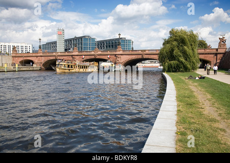 Fiume Sprea e Moltkebruecke, Berlino, Germania Foto Stock