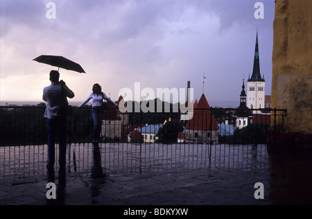 Paio di scattare le foto sotto la pioggia su Patkuli piattaforma di osservazione, la Città Vecchia di Tallinn, Estonia Foto Stock