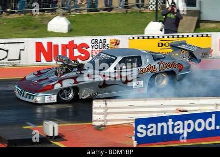 Dragster facendo un Burn Out a Santa Pod Foto Stock