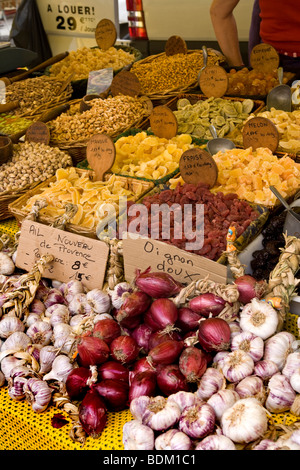 Loose aglio e cipolla per la vendita in un open street market in St Remy, Avignon, Francia Foto Stock