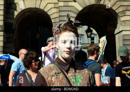 Attore promuovere una mostra sulla Royal Mile all'Edinburgh Fringe Festival Foto Stock