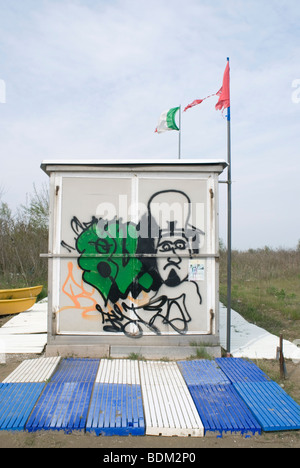 Graffiti su abbandonati chiosco sulla spiaggia Foto Stock