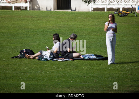 Persone rilassante nei giardini di Chiswick House Londra Foto Stock