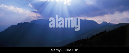 Vista panoramica di sun ray rottura attraverso le nuvole sulle Dolomiti, Italia settentrionale Foto Stock
