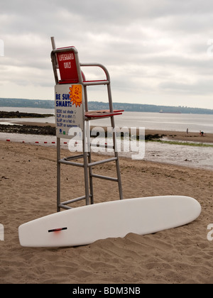 Bagnino di salvataggio la sedia, Terza Spiaggia, Stanley Park, Vancouver, BC, Canada. Foto Stock