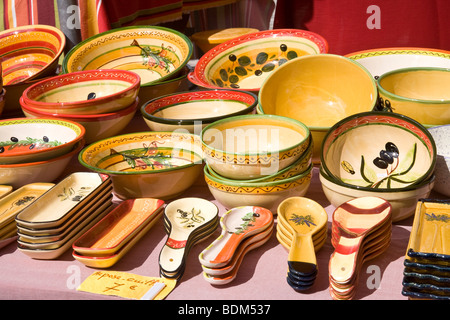 Ceramica su un mercato francese in stallo Foto Stock