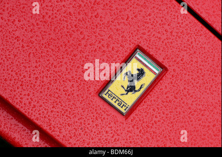 Ferrari badge logo cavallo con gocce di pioggia Foto Stock