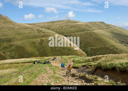 Gli escursionisti e gli amanti della mountain bike sulla parte superiore della scala di Giacobbe, Pennine Way fino al Kinder Scout, Peak National Park, Derbyshire, in Inghilterra, Regno Unito Foto Stock
