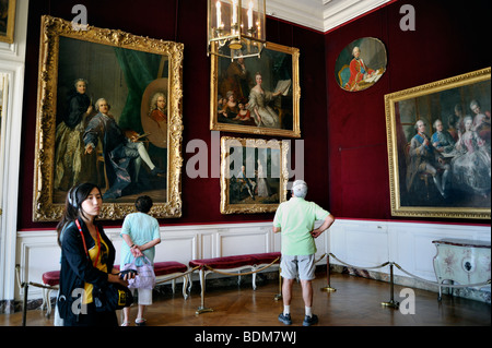 Parigi, Francia - piccoli gruppi, turisti che visitano il Monumento francese, il Castello di Versailles, la Galleria d'Arte interna, gli Appartamenti reali, le persone, abitacolo, Foto Stock