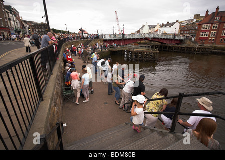 I turisti di adescamento di granchio, Whitby Harbour, North Yorkshire, Inghilterra, Regno Unito Foto Stock