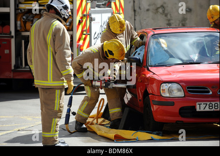 I vigili del fuoco di dimostrare come tagliare la libera un driver da un crash car al Preston Circus Fire Station Open Day in Brighton Foto Stock