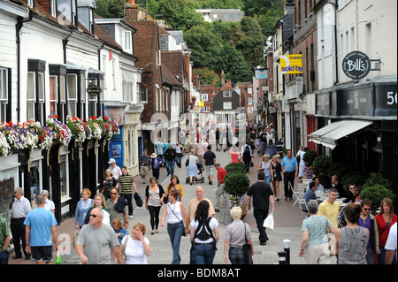 Gli amanti dello shopping in cliffe high street lewes EAST SUSSEX REGNO UNITO Foto Stock