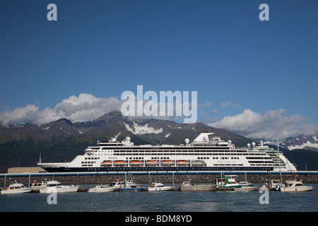 Seward, Alaska - La nave da crociera Ryndam e piccole barche da pesca nel porto di Seward. Foto Stock