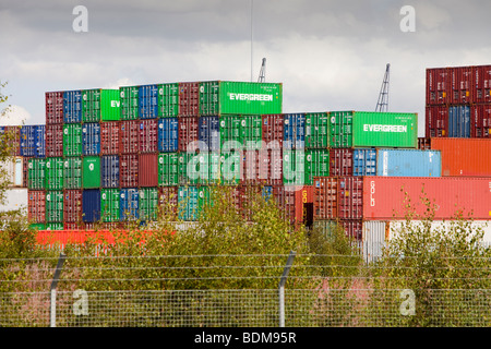 Contenitori presso il porto di Grangemouth in Scozia, Regno Unito. Foto Stock