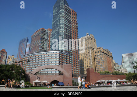 Edifici di appartamenti e il Ritz-Carlton Hotel overlooki un parco in Battery Park City, la parte inferiore di Manhattan. Foto Stock