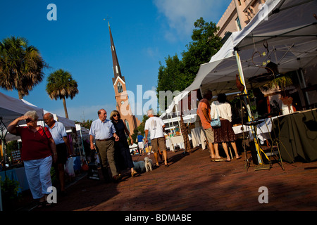 Persone passeggiare lungo l'organico di produzione locale mercato degli agricoltori in Marion Square a Charleston, Carolina del Sud Foto Stock