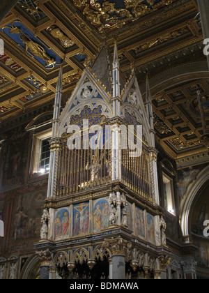 Altare Maggiore nella basilica di san Giovanni in Laterano, Roma Foto Stock