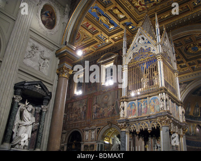 Altare Maggiore nella basilica di san Giovanni in Laterano, Roma Foto Stock