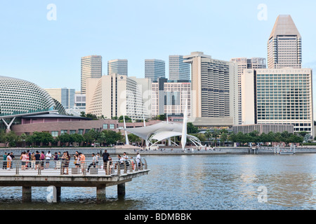 Alti grattacieli e l'Esplanade nel centro cittadino di Singapore Foto Stock