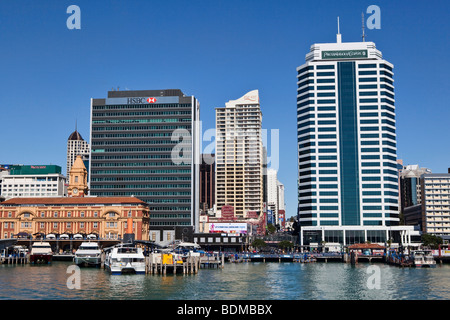 Lo skyline di Auckland come si vede da una barca in porto Foto Stock