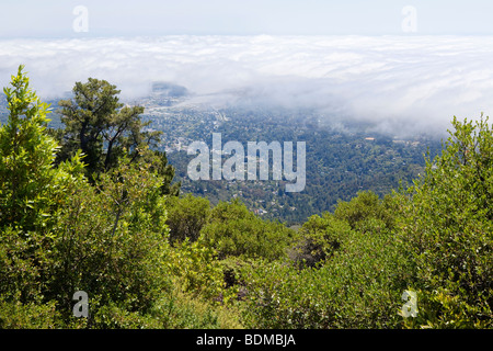 Pesante velatura a laminazione su San Francisco e la zona circostante come si vede dall'alto sul Monte Tamalpais Foto Stock