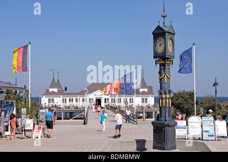 Pier e Art Nouveau orologio, Ahlbeck, isola di Usedom, Meclemburgo-Pomerania, Germania settentrionale Foto Stock