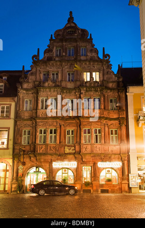 Hotel Ritter nel centro storico di Heidelberg di notte, Baden-Wuerttemberg, Germania, Europa Foto Stock