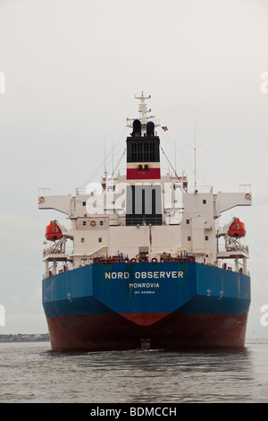 La poppa di una nave portacontainer di lasciare il porto di Charleston in Charleston, Carolina del Sud Foto Stock