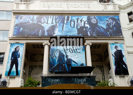 I cartelloni sulla parte esterna del Teatro Impero Leicester Square a promuovere il film di Harry Potter e il Principe Mezzosangue Foto Stock